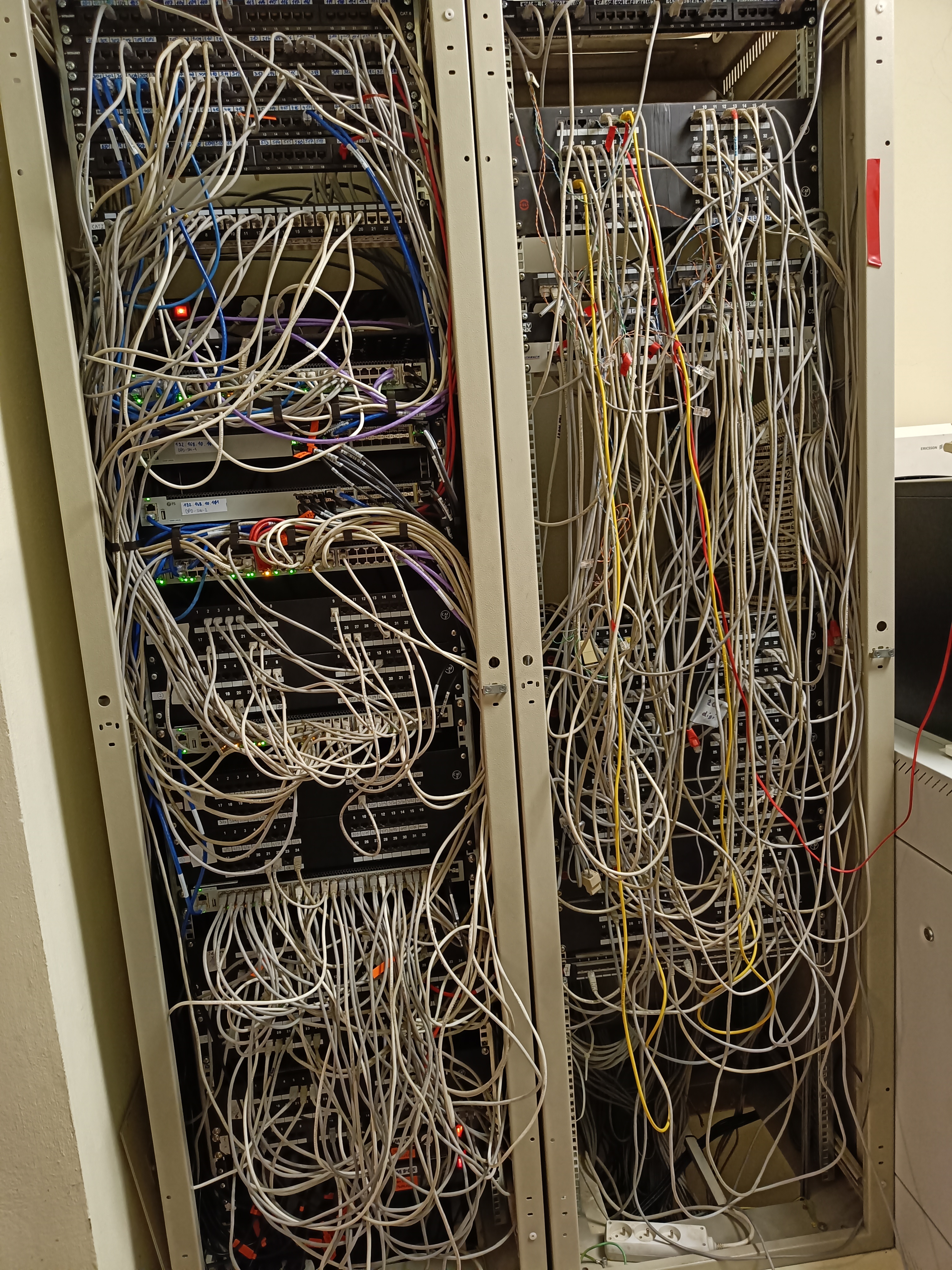 # comment:A máme tu druhý pohled na tu samou serverovnu, tentokrát z pohledu teplot a chlazení: https://www.linkedin.com/posts/adam-kalisz-nnm_kaliszutelefonu-infrastructure-cooling-activity-7229143175536222208-c9Mz